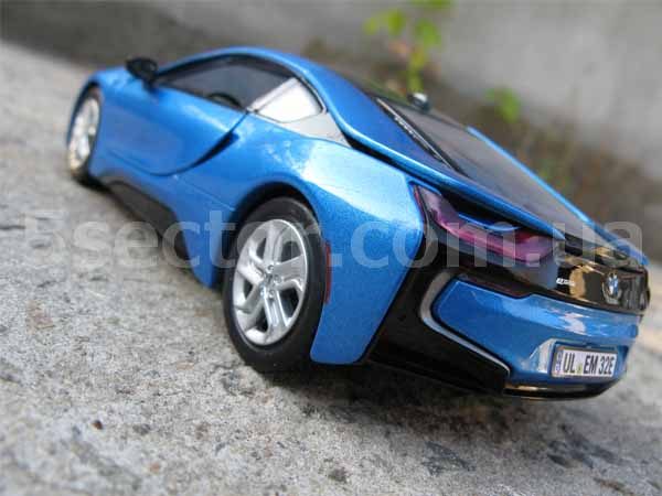 BMW i8 2018 Коллекционная модель 1:24 Синий