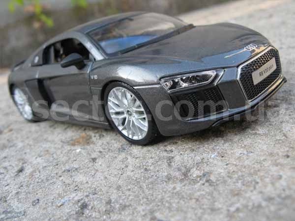 Audi R8 V10 Plus Коллекционная модель автомобиля 1:24