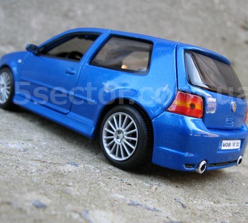 Volkswagen Golf IV R32 2006 Модель 1:24 Синий