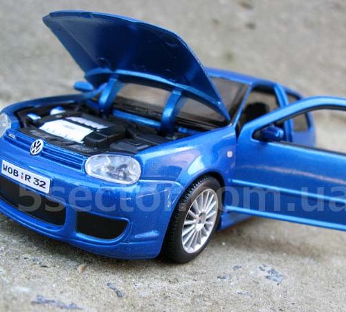 Volkswagen Golf IV R32 2006 Модель 1:24 Синий