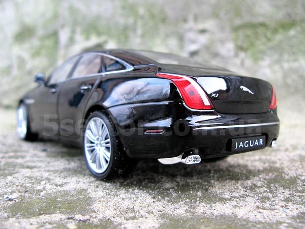 Jaguar XJ Коллекционная модель автомобиля 1:24 Черный