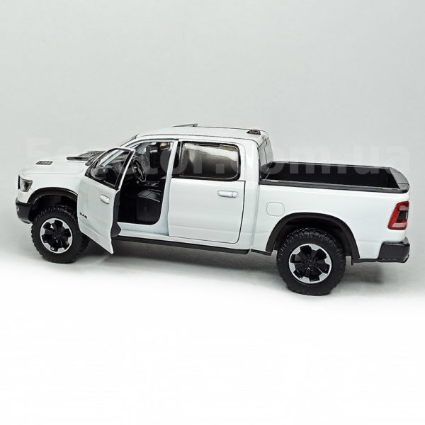 Dodge RAM 1500 Crew Cab Rebel 2019 Модель 1:24 Белый