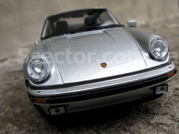 Porsche 911 Turbo 3.0 1974 Модель автомобиля 1:24