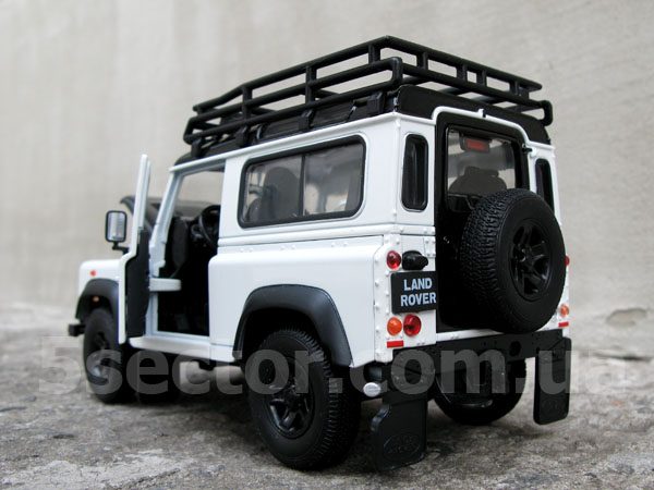 Land Rover Defender с багажником Модель 1:24 Белый