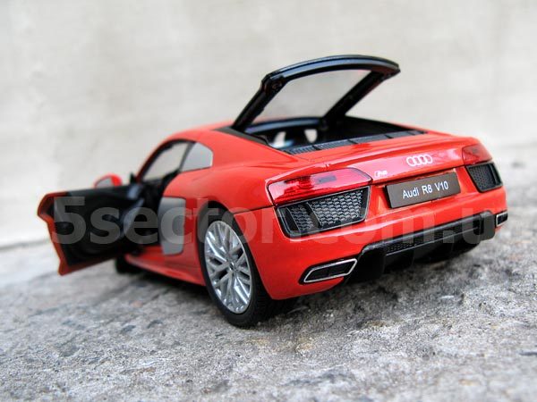 Audi R8 V10 Коллекционная модель автомобиля 1:24