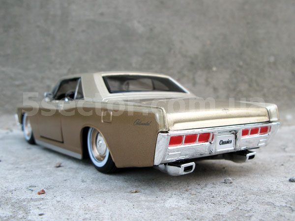 Lincoln Continental 1966 Коллекционная модель 1:24