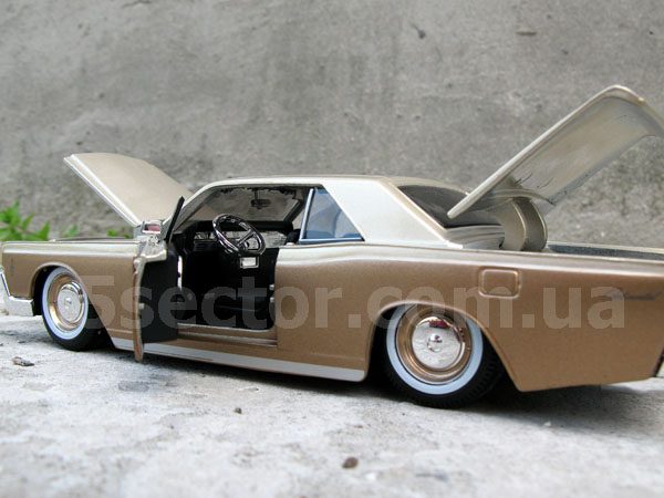 Lincoln Continental 1966 Коллекционная модель 1:24