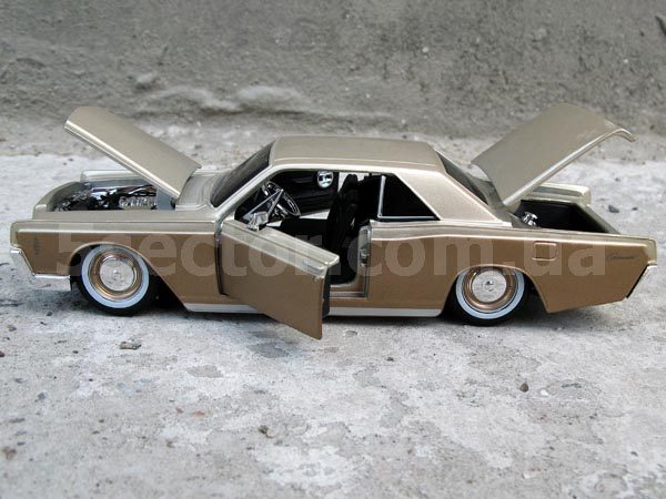Lincoln Continental 1966 Коллекционная модель 1:24