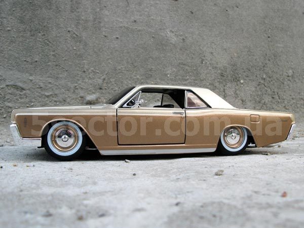 Lincoln Continental 1966 Коллекционная модель 1:24