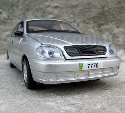 Daewoo Lanos Коллекционная модель автомобиля 1:24
