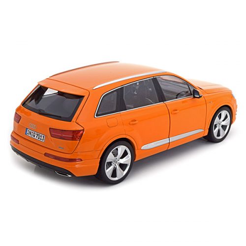 Audi Q7 2015 Коллекционная модель 1:18