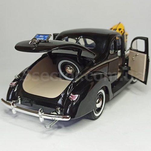 Ford Deluxe 1940 Модель 1:18 Черный