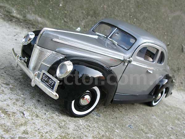 Ford Deluxe 1940 Модель 1:18 Серый