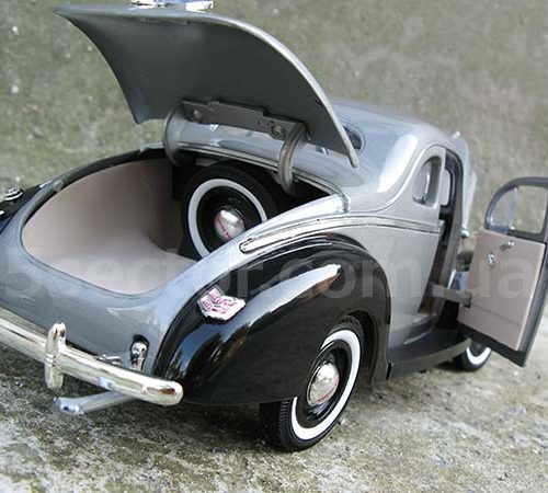 Ford Deluxe 1940 Модель 1:18 Серый