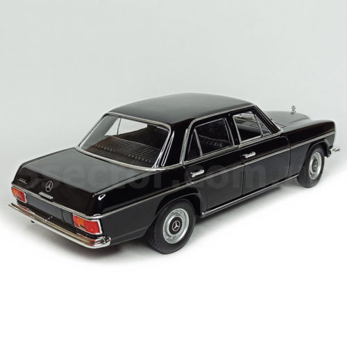 Mercedes-Benz 220 (W115) 1968 Модель 1:24 Черный