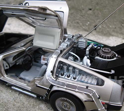 DeLorean DMC-12 Назад в будущее 1 1985 Модель 1:18