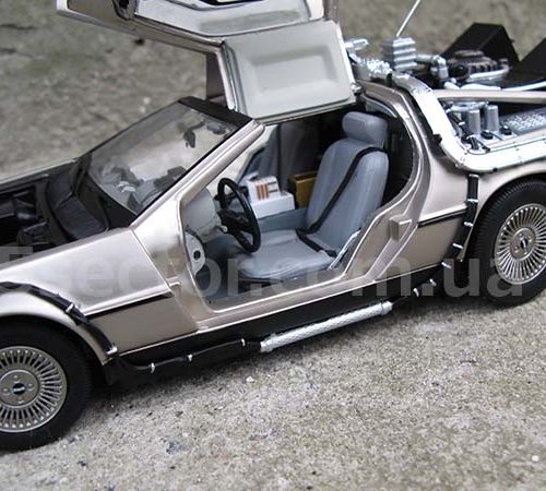 DeLorean DMC-12 Назад в будущее 1 1985 Модель 1:18