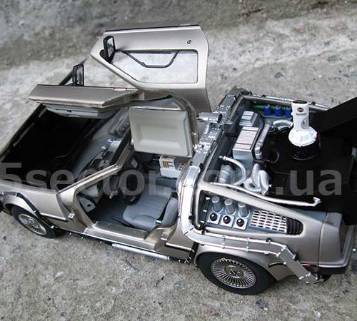 DeLorean DMC-12 Назад в будущее 2 1989 Модель 1:18