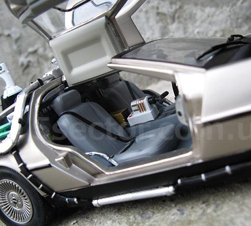 DeLorean DMC-12 Назад в будущее 2 1989 Модель 1:18