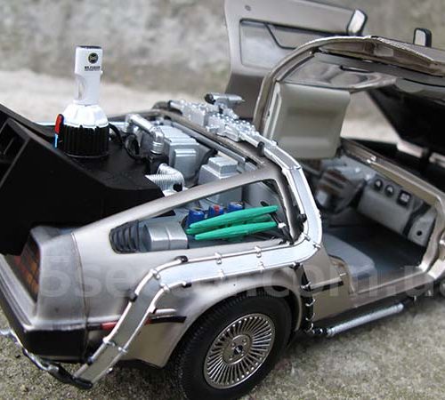 DeLorean DMC-12 Назад в будущее 2 1989 Модель 1:18