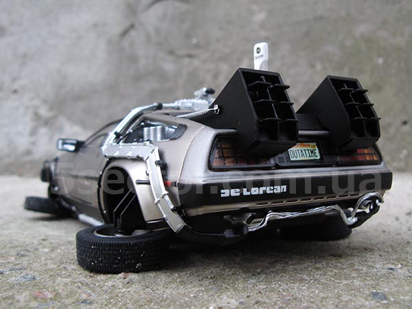 DeLorean DMC-12 Назад в будущее 2 1989 Модель 1:18