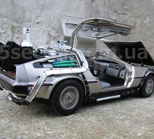 DeLorean DMC-12 Назад в будущее 2 1989 Модель 1:18