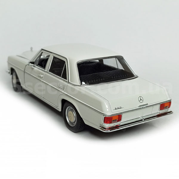 Mercedes-Benz 220 (W115) 1968 Модель 1:24 Белый