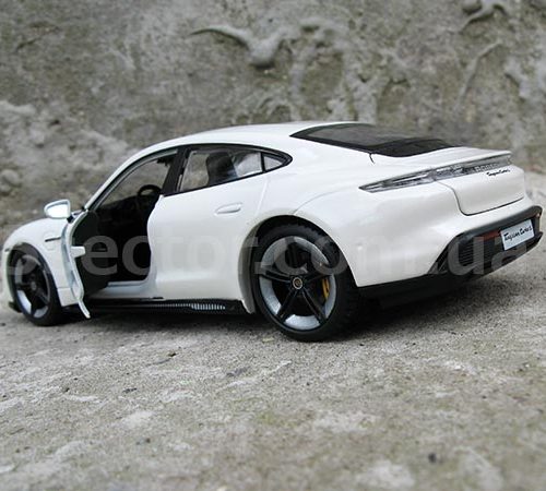 Porsche Taycan Turbo S 2020 Модель 1:24 Белый