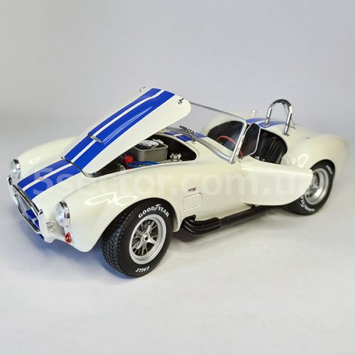 Shelby Cobra 427 S/C Масштабная модель 1:18 Белый