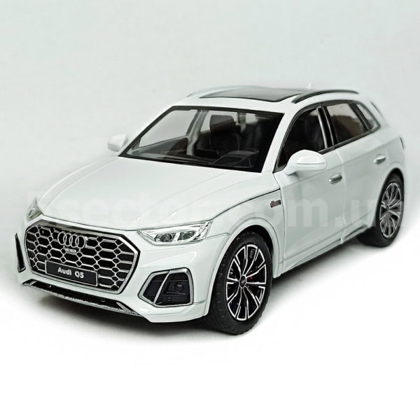 Audi Q5 S Line 45 TFSi Модель 1:24 Белый