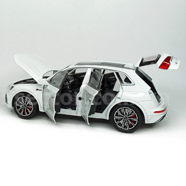 Audi Q5 S Line 45 TFSi Модель 1:24 Белый