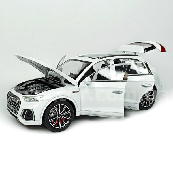 Audi Q5 S Line 45 TFSi Модель 1:24 Белый