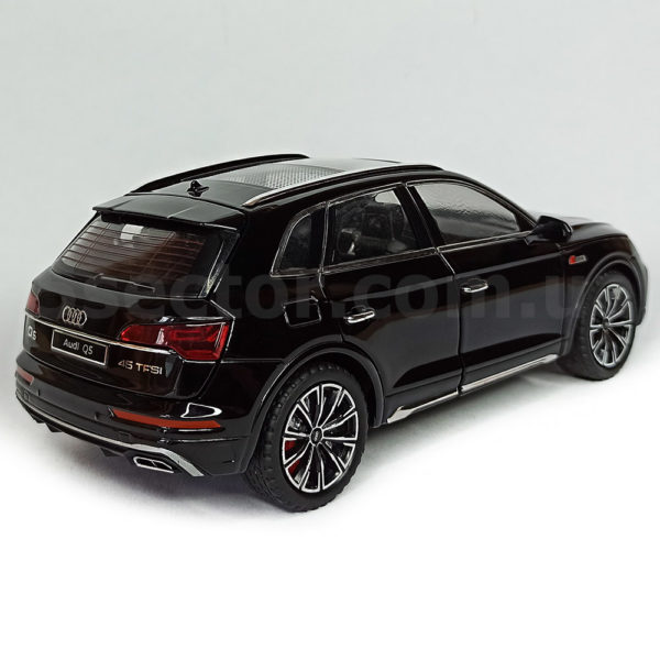 Audi Q5 S Line 45 TFSi Модель 1:24 Черный