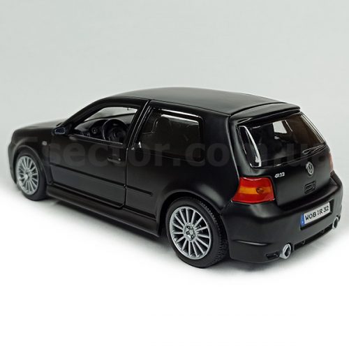 Volkswagen Golf IV R32 2006 Модель 1:24 Черный матовый