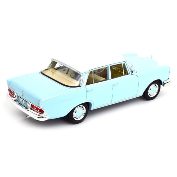 Mercedes-Benz 220 S W111 1965 Модель 1:18 Бирюзовый