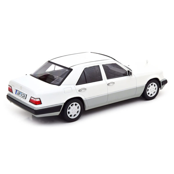 Mercedes-Benz E-Class W124 1989 Модель 1:18 Белый