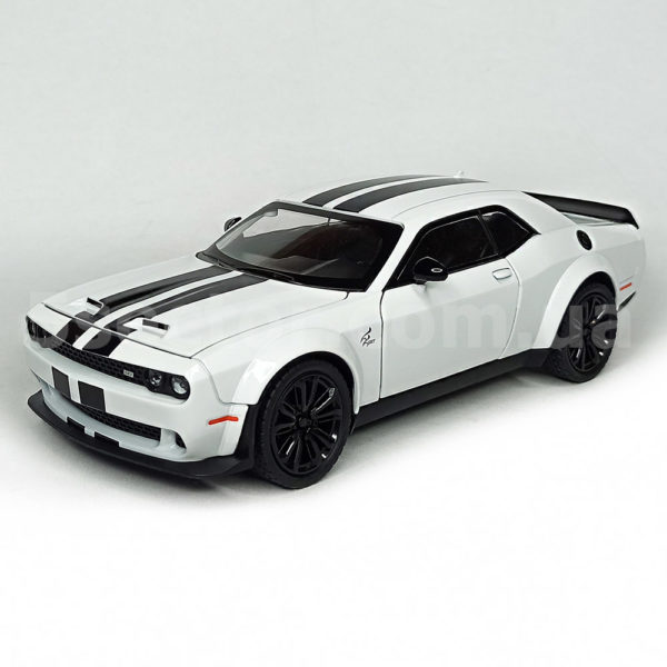 Dodge Challenger SRT Hellcat Модель 1:24 Белый