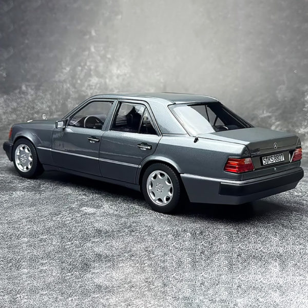 Mercedes-Benz 500E W124 1990 Модель 1:18 Серый