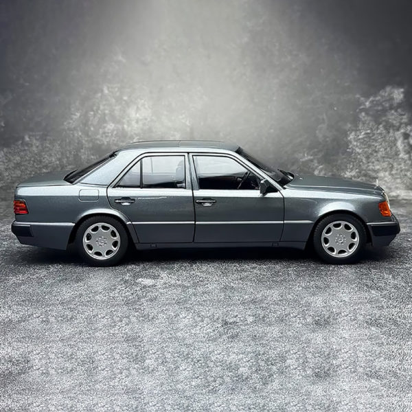 Mercedes-Benz 500E W124 1990 Модель 1:18 Серый